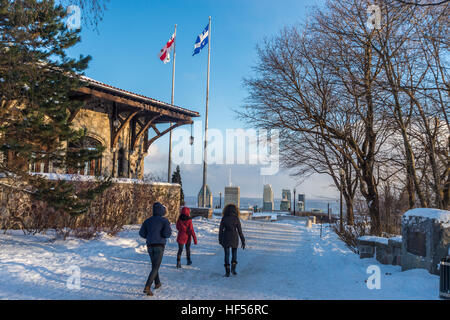 Montreal, Canada - 15 dicembre 2016: le persone che arrivano al belvedere kondiaronk a guardare lo skyline di Montreal in inverno. Foto Stock