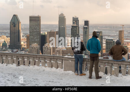 Montreal, Canada, 15 dicembre 2016. Le persone che ricercano lo skyline di Montreal dal Belvedere Kondiaronk / Mont-Royal Foto Stock