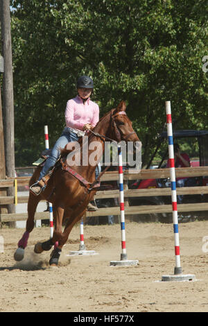 Ragazza adolescente in sella ad un cavallo in pole di gara. Canfield fiera. Mahoning County Fair. Canfield, Youngstown, Ohio, Stati Uniti d'America. Foto Stock