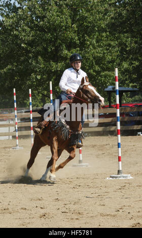 Ragazza adolescente in sella ad un cavallo in pole di gara. Canfield fiera. Mahoning County Fair. Canfield, Youngstown, Ohio, Stati Uniti d'America. Foto Stock