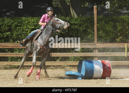 Ragazza adolescente in sella ad un cavallo in una corsa della botte. Canfield fiera. Mahoning County Fair. Canfield, Youngstown, Ohio, Stati Uniti d'America. Foto Stock