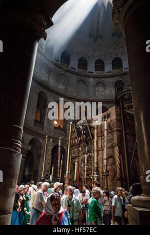 Gerusalemme, Israele - 30 Maggio 2014: pellegrini affollano davanti all'ingresso di aedicula, luogo ritiene essere la tomba di Cristo. Foto Stock