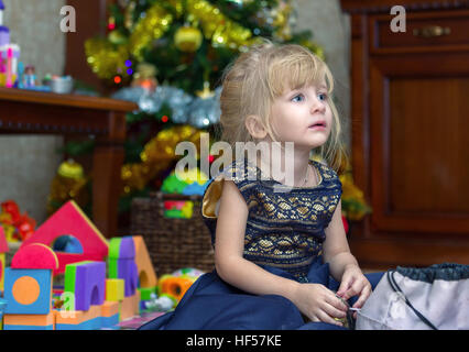 Bambina vicino albero di Natale Foto Stock