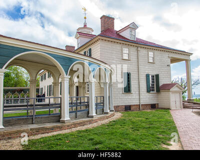 Vista laterale di Mount Vernon casa di George Washington con portico di collegamento alla cucina separata edificio Foto Stock