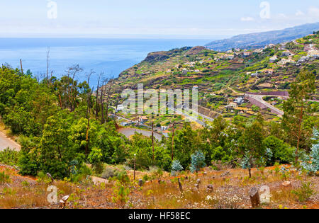 Pittoresca vista sull Oceano Atlantico costa vicino a Mirador de Cabo Girao sull' isola di Madeira, Portogallo Foto Stock