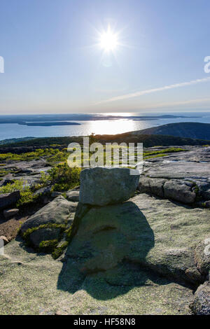 Vista est all'alba dalla cima del Cadillac Mountain, 1.530' elevazione. Punto più alto negli Stati Uniti continentali est del Miss. Foto Stock