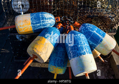 Close up di coloratissimi boe utilizzato dal pescatore di aragoste, Southwest Harbor, Maine, Stati Uniti d'America Foto Stock