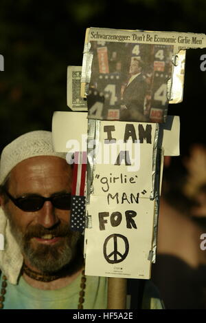 Un anti-war protester detiene un segno di lettura, "io sono un uomo Girlie per la pace", per protestare contro Arnold Schwarzenegger il discorso durante il 2004 Convention Nazionale Repubblicana in New York City. Schwarzenegger ha tenuto un discorso alla Convention Nazionale Repubblicana ed implorato il pubblico a non essere pessimisti riguardo l'economia, dicendo "non essere economica Girlie uomini.". Foto Stock