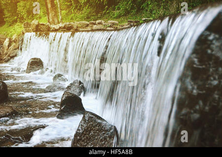 Bassa e ampia cascata Foto Stock