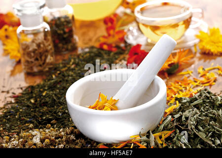 Medicinali omeopatici piante - mortaio e pestello con calendula petali Foto Stock