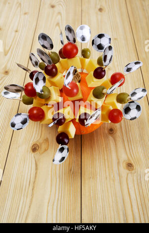 Snack al formaggio, finger food, bandiere di calcio Foto Stock