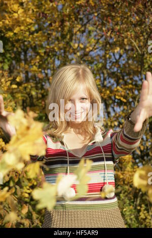 18-anno-vecchio giovane donna all'aperto in autunno Foto Stock