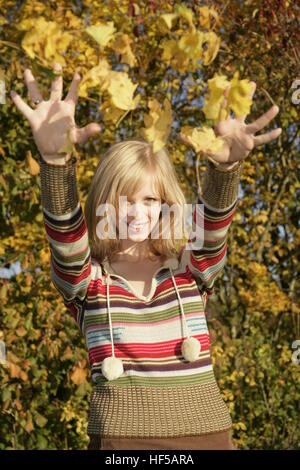 18-anno-vecchio giovane donna all'aperto in autunno Foto Stock