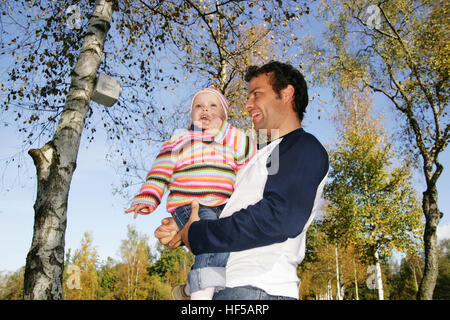 Il padre e i suoi tre-anno-vecchio figlia Foto Stock