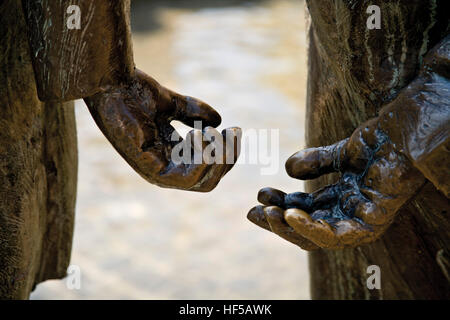 Immagine simbolica - Circolazione del denaro - dettaglio della Fontana Kunstbrunnen ad Aquisgrana in Renania settentrionale-Vestfalia Foto Stock