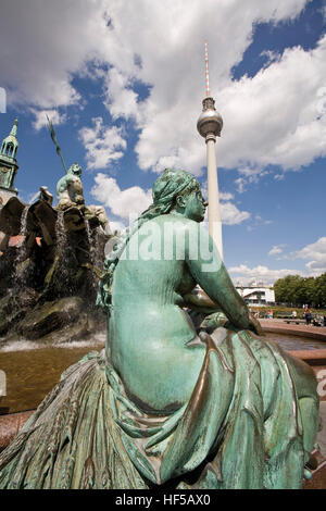 Fontana di Nettuno tra Chiesa Marienkirche e il Rotes Rathaus (Municipio), Alexanderplatz Berlin-Mitte, Berlino Foto Stock