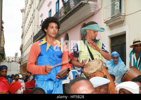 Parade, salsa dancing nelle strade di La Habana, Cuba, Caraibi, America Foto Stock