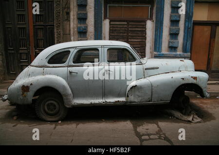 Vintage auto rottamata in una strada a l'Avana, Cuba, Caraibi, America Foto Stock