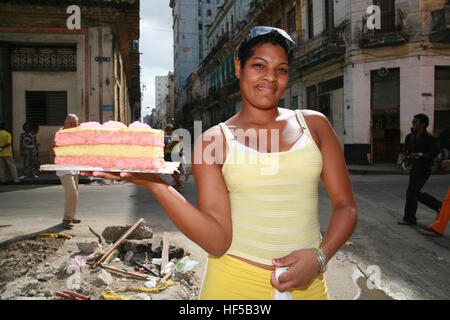 Donna che mantiene una grande torta, Havana, Cuba, Caraibi, America Foto Stock