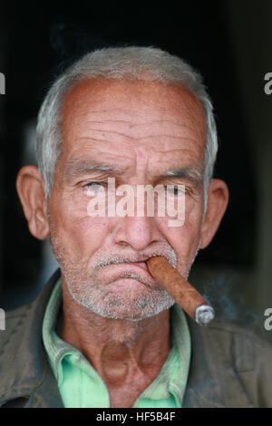 Il vecchio uomo di fumare un sigaro in Cienfuegos, Cuba, Caraibi, America Foto Stock