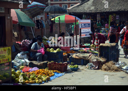 Nepalese commercianti di strada per la vendita di frutta e verdura per il Festival della luce (Deepawali) a Kathmandu, Nepal.Asia. Foto Stock