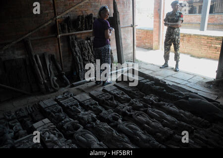 Turista femminile e Gurkha Guard all'interno del Hanuman Dhoka Durbar Square Museum di Kathmandu, Nepal.Asia. Foto Stock