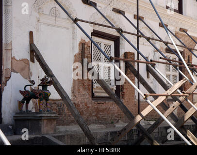 Ponteggio tenendo il terremoto gli edifici danneggiati in Hanuman Dhoka Durbar Square Museum di Kathmandu, Nepal.Asia. Foto Stock