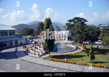 I passeggeri che arrivano a Pokhara Airport Terminal di partenza del Nepal, Asia. Foto Stock