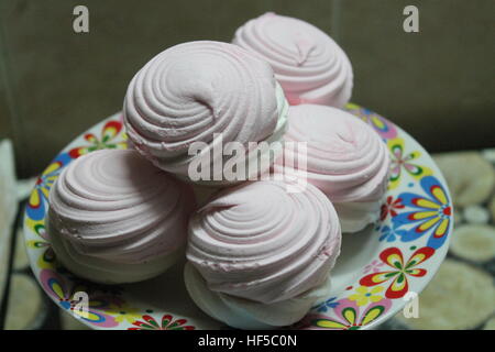 Bella ariosa marshmallow colore rosa chiaro con sapore di fragola dessert di nizza Foto Stock