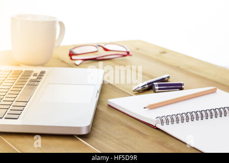 Imprenditore a scrivere una breve nota sul notebook aperto con penna e bicchieri. tono caldo. Foto Stock