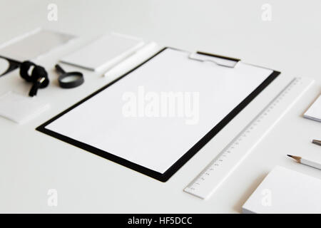 Vuoto di cartoleria e di corporate identity impostato su sfondo bianco. Modello per la progettazione di presentazioni. Il Branding Mock-Up. Foto Stock