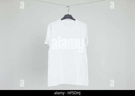 Fustellato t-shirt su sfondo bianco. Modello per la progettazione di presentazioni. Il Branding Mock-Up. Foto Stock
