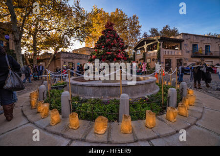 La folla si riunisce a Tlaquepaque per l'annuale Festival of Lights di Sedona, Arizona, USA Foto Stock