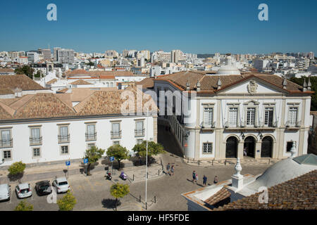 Il centro della città presso il Lago de Se nel centro storico della città di Faro a est Algarve nel sud del Portogallo in Europa. Foto Stock