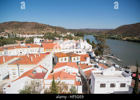La città Alcoutim in Portogallo presso il fiume Río Guadiana sul confine del Portogallo e della Spagna a est Algarve nel sud del Portogallo in Europa. Foto Stock