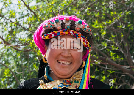 Tibetano Jiarong donna in abiti tradizionali, Jinchuan, nella provincia di Sichuan, in Cina Foto Stock
