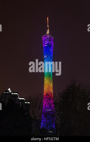 Vista notturna della torre di Guangzhou, Guangzhou, nella provincia di Guangdong, Cina Foto Stock