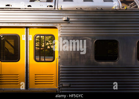 Un lato sull'immagine di Sydney K Set, treno carrello con sportelli gialli fermo in una stazione. Foto Stock