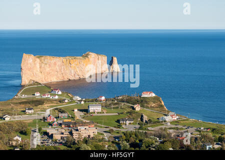 Percé rock e Percé villaggio in Gaspésie, Canada, 2016 Foto Stock