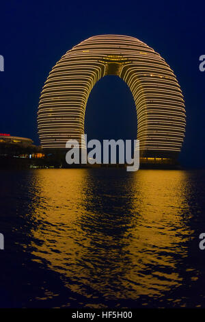 Vista notturna di a forma di ferro di cavallo Sheraton Huzhou Hot Spring Resort sul Lago Taihu, Huzhou, provincia dello Jiangsu, Cina Foto Stock