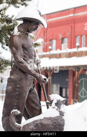 "Tutti intorno a Cowboy' scultura in bronzo, da Austin Barton, su una giornata invernale in Giuseppe, Oregon. Foto Stock