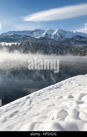 Wallowa lago fumante in un freddo inverno mattina, Wallowa Valley, Oregon. Foto Stock