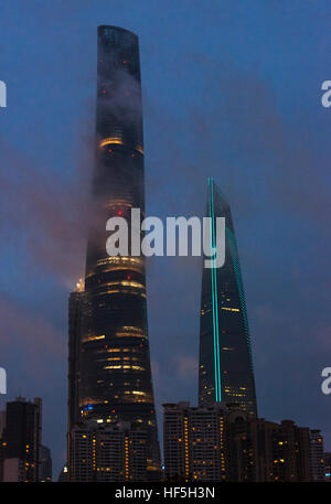 Vista notturna di Pudong skyline dominato dalla torre di Shanghai e Shanghai World Financial Center di Shanghai, Cina Foto Stock
