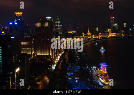 Vista notturna di Bund skyline lungo il Riverr Huangpu, Shanghai, Cina Foto Stock