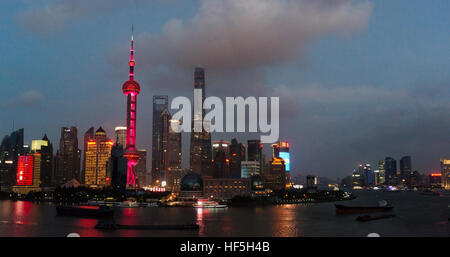 Vista notturna di Pudong skyline dominato da Oriental Pearl TV Tower e Shanghai Tower dal fiume Huangpu, Shanghai, Cina Foto Stock