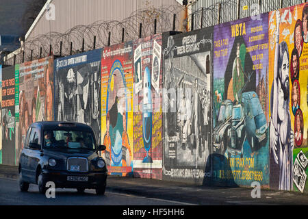 L'onore tour di Ira soldati - 16/08/2009 - Irlanda del Nord / Ulster / Belfast - alcuni ex soldati di IRA sono oggi parte del Cloiste, associazione che propone tour politico di Belfast e di Derry, qui alcuni murales a Belfast - Olivier Goujon / Le Pictorium Foto Stock