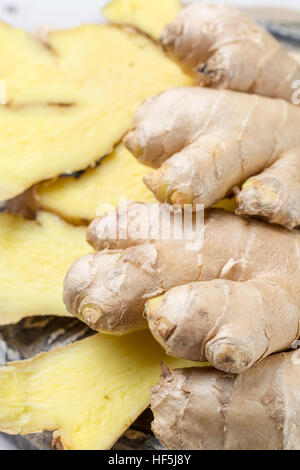 Fresco affettato materie zenzero - ingrediente per alimenti sani Foto Stock
