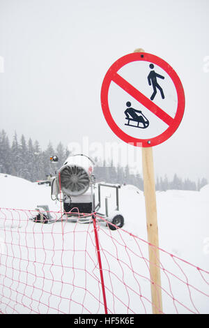 Un cannone da neve essendo utilizzato per coprire una montagna - Innevamento Foto Stock