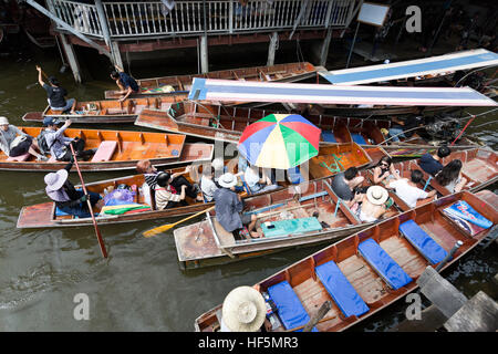 Intenso traffico in barca nei canali dei mercati galleggianti a Bangkok, in Thailandia Foto Stock