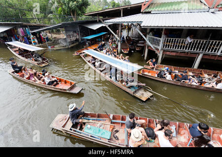 Intenso traffico in barca nei canali dei mercati galleggianti a Bangkok, in Thailandia Foto Stock